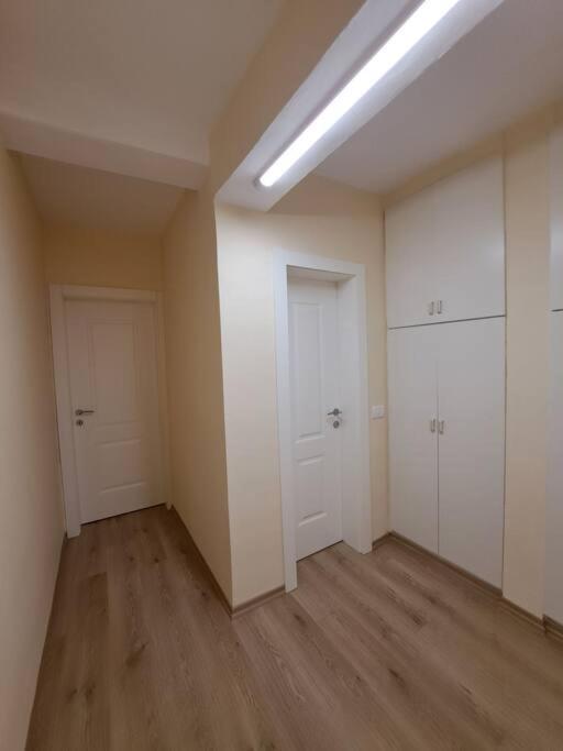 Quiet, Cozy, Luminous Apartamento Tirana